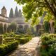 Giardino cristiano curato all’interno di un chiostro con siepi, fiori e alberi
