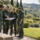 Imprenditore del verde istruisce la squadra in un giardino con vigne sullo sfondo